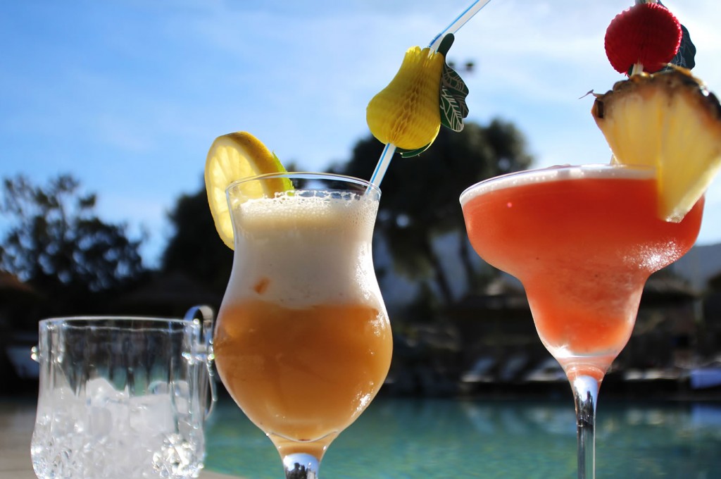 club-hotel-residence-cala-gonone-sardegna-bar-in-piscina
