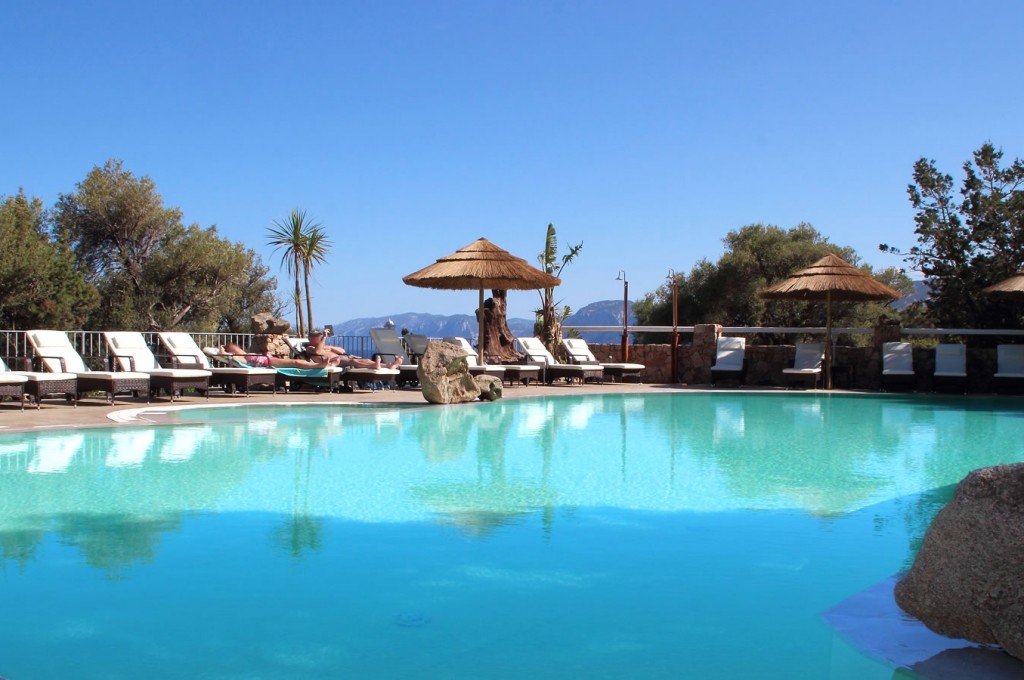 club-hotel-residence-cala-gonone-sardegna-la-piscina2