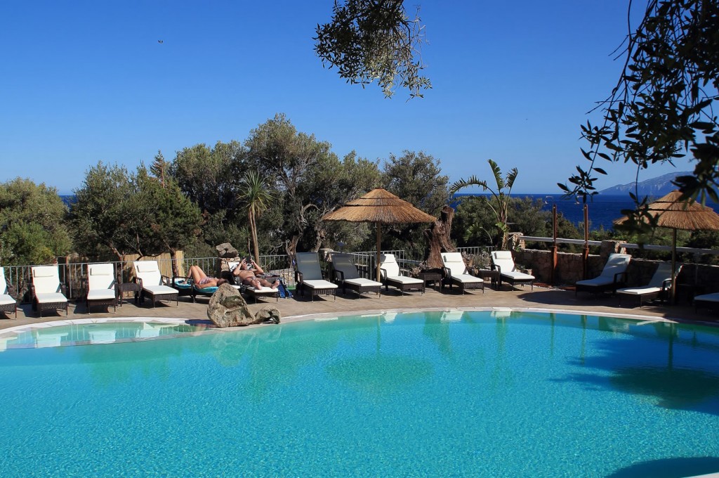 club-hotel-residence-cala-gonone-sardegna-la-piscina3
