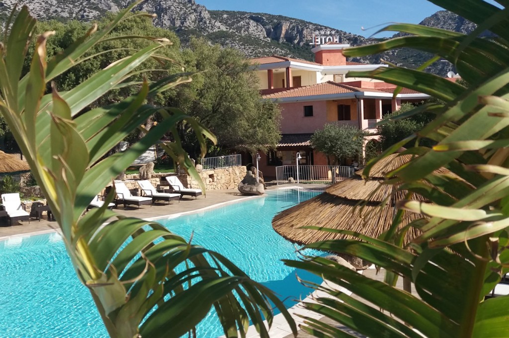 club-hotel-residence-cala-gonone-sardegna-la-piscina4